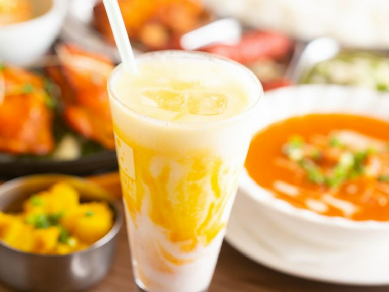 スパイシーなカレーに欠かせない、甘い口当たりの『ラッシー』