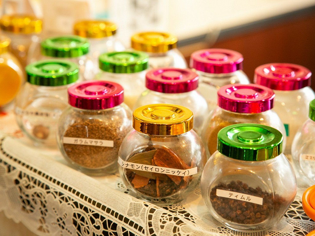 ターメリックやヒマラヤ黒岩塩など、多種多様なスパイスを調合