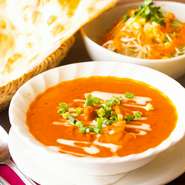 トマト、バターベースで、子どもから大人まで幅広い層に人気のカレー。インドのスパイスを巧みに組み合わせたカレーは本格的で、コクのある濃厚な味を楽しめます。辛さは、甘口～激辛まで、5段階で調節可能。