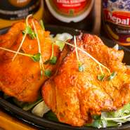 串刺しにしたチキンを、タンドール窯を使って炭火でじっくり焼き上げた逸品。炭の香りとスパイシーな香りが、食欲をかきたてます。骨がないので食べやすく、肉は柔らかな食感。食べ始めたらとまらないおいしさです。