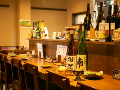「温かみのあるアットホームな店内でくつろぐ」