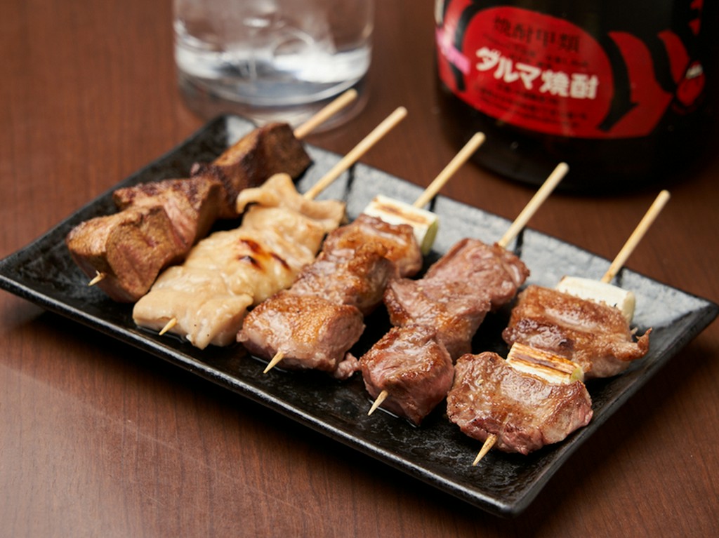 肉汁とともに、肉の旨みが口いっぱいに広がる『やきとん　串の盛り合わせ』