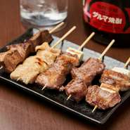注文を受けてから一串一串丁寧に焼き上げる『やきとん』は、一口食せば肉汁とともに、肉の旨みが口いっぱいに広がります。芝浦から直送される新鮮な朝びきの豚肉の、さまざまな部位が贅沢に味わえます。