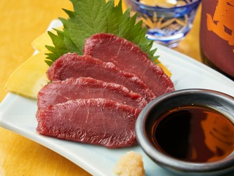 ちょっと驚く安さでしかもこのおいしさ。全国から取り寄せる『馬刺し』