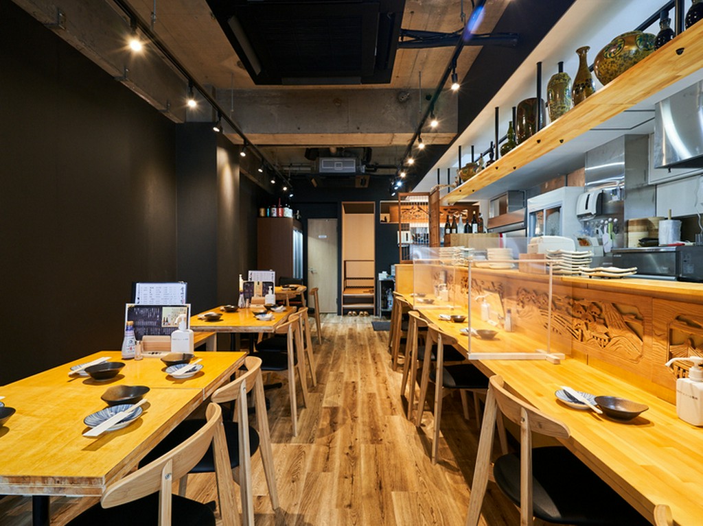 ウッディで落ち着ける雰囲気の店内は25人まで収容可能