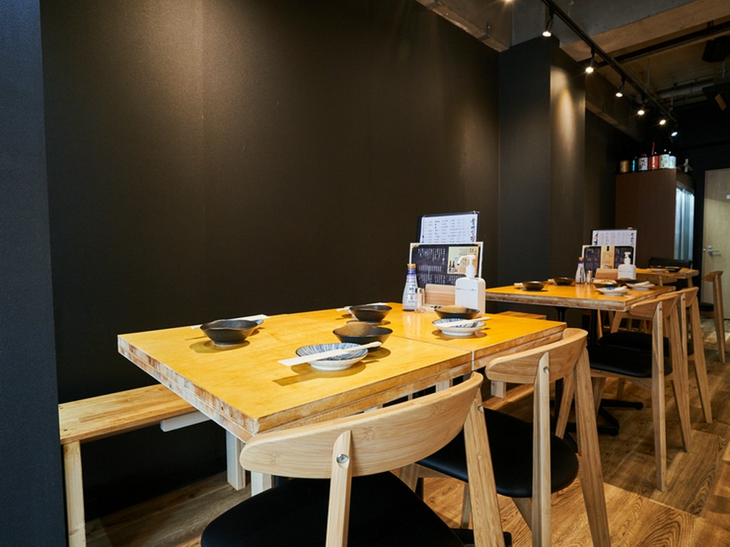 シンプルモダンなテーブルは3卓。女子会にもおすすめ