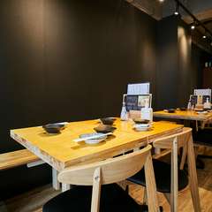 シンプルモダンなテーブルは3卓。女子会にもおすすめ