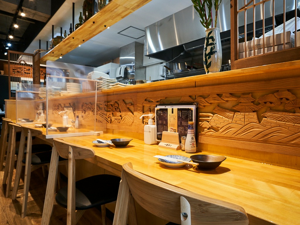 カウンター席の目の前に施された欄間のような木彫がユニーク