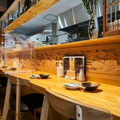 カウンター席の目の前に施された欄間のような木彫がユニーク