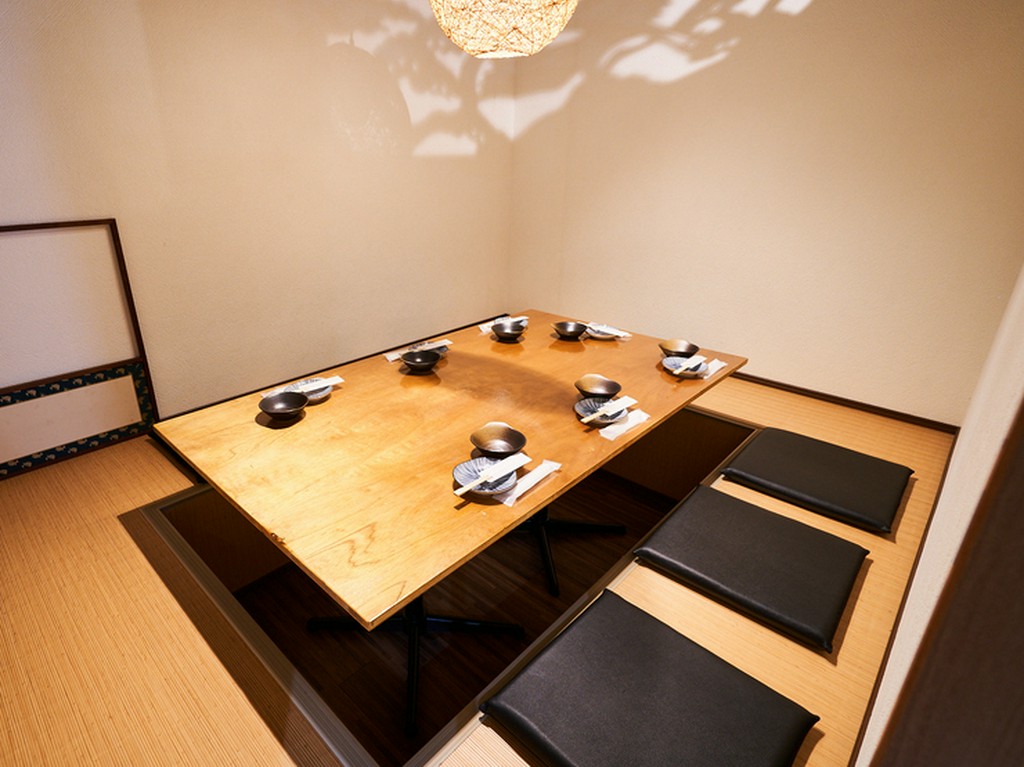 店の奥には掘りごたつ式の個室が用意されています