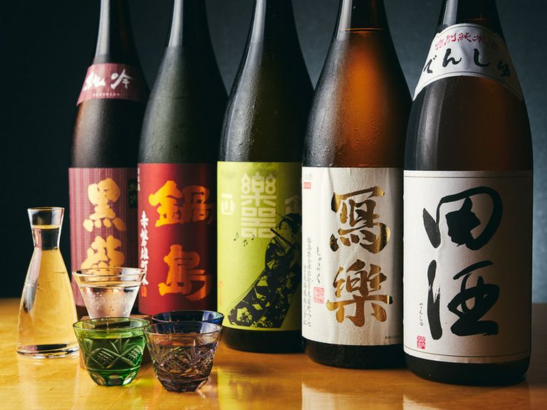 店内には各地の銘酒がずらり！日本酒好きは目が離せません