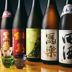 店内には各地の銘酒がずらり！日本酒好きは目が離せません