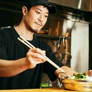 お酒も食材も全国からおいしいものを集めて提供しています