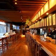 「気軽にフラッと立ち寄れる天ぷらスタンド」が店のコンセプト、カジュアルな洒落た雰囲気の店内でリーズナブルに天ぷらが楽しめます。明るく清潔感のあるインテリアは女子会にもオススメです。