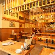 「気軽にフラッと立ち寄れる天ぷらスタンド」が店のコンセプト、カジュアルな洒落た雰囲気の店内でリーズナブルに天ぷらが楽しめます。明るく清潔感のあるインテリアは女子会にもオススメです。