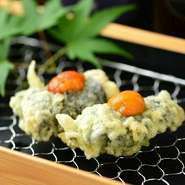 米油100%使用した天ぷらはフリッターの様に軽く食べた後もお腹にもたれないヘルシーな仕上がりとなっております。アツアツの状態で食べる天ぷらは中の旨味をしっかりと衣で閉じ込めているのでジューシーな仕上がり。