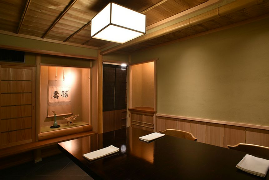 プライバシー万全の個室でも、料理はタイミング良く提供