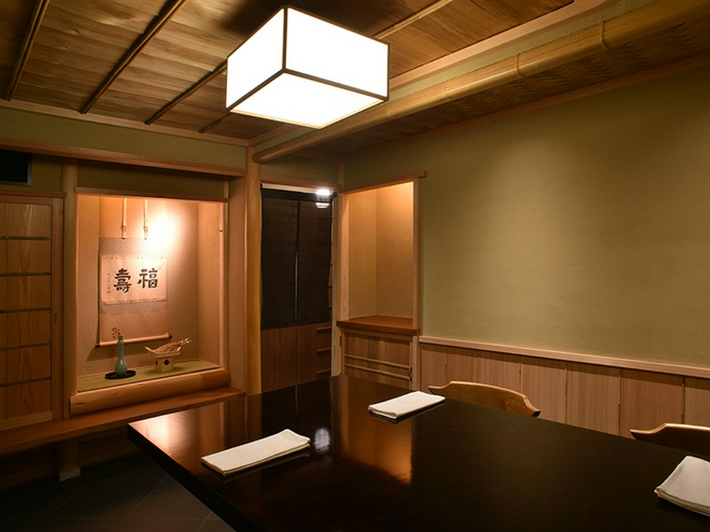 プライバシー万全の個室でも、料理はタイミング良く提供