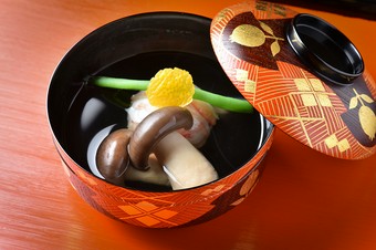 あっさり出汁を合わせることで、旬のズワイガニの甘みを引き立てる冬のある日の『お椀』