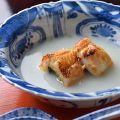 香ばしさと甘み、海と山。異なる要素の融合が、かつてない深みを生む『焼き穴子と百合根のすり流し』