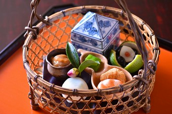 “少し足りない“日本料理の美学。北海道の旬を盛り込む彩り豊かな『八寸』