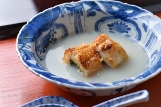 複雑で奥深い味わいが広がる『焼き穴子と百合根のすり流し』