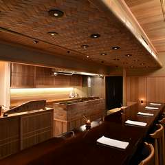 重厚な塗のカウンターが、白木中心の空間で存在感を放つ