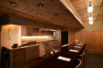 重厚な塗のカウンターが、白木中心の空間で存在感を放つ