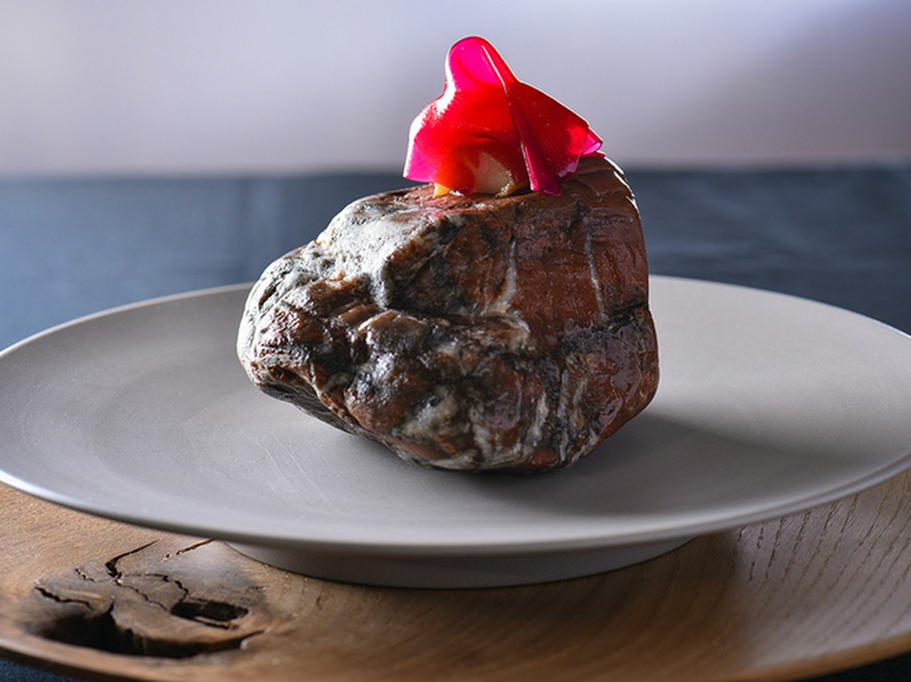 海、山、森、川。複数の素材で皿の上に北海道の自然を描く『甘海老と山ブドウ』