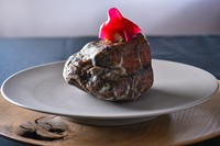 海、山、森、川。複数の素材で皿の上に北海道の自然を描く『甘海老と山ブドウ』