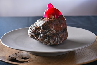 海、山、森、川。複数の素材で皿の上に北海道の自然を描く『甘海老と山ブドウ』