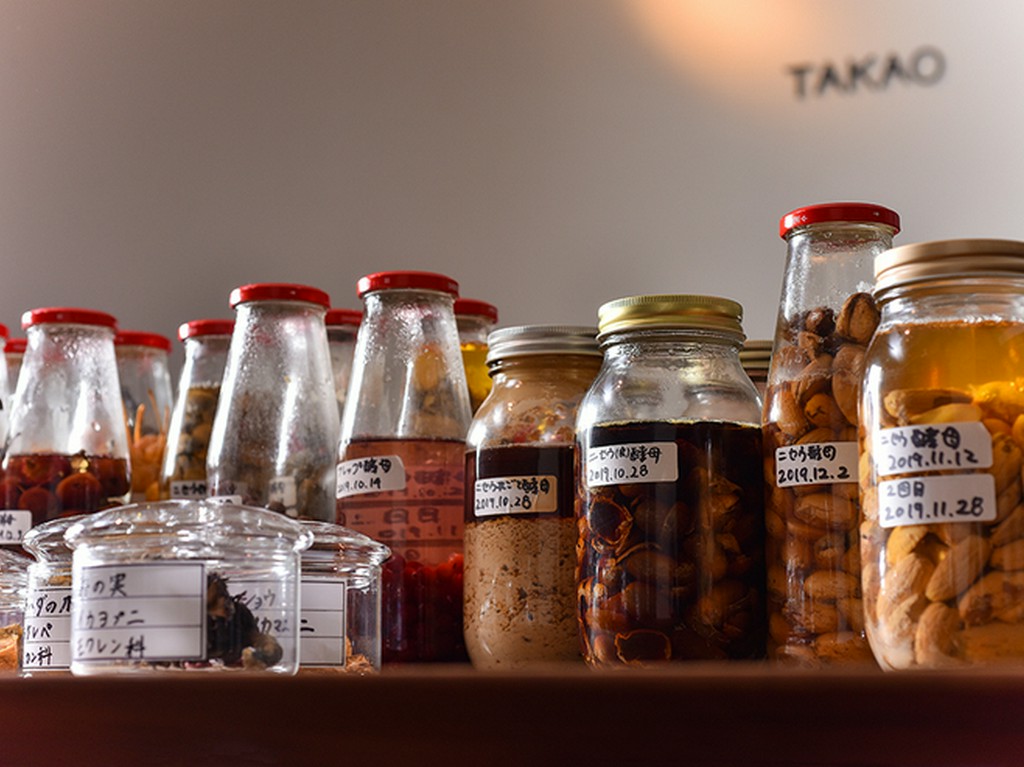 唯一無二の味を支える、山を歩いて見つけ出した多種多様な素材