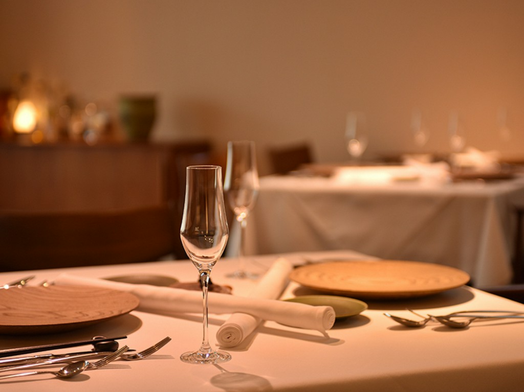 山小屋のような空間を、山を思わせるさまざまなオブジェが飾る