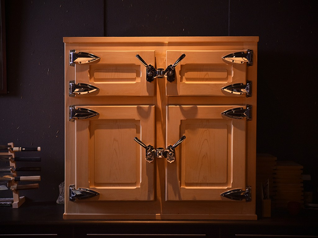 カウンター後ろに鎮座する、堂々と重厚な氷室