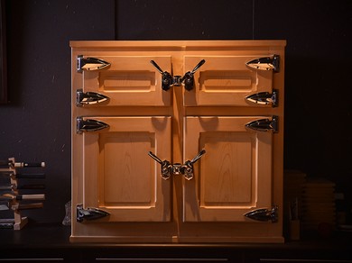 カウンター後ろに鎮座する、堂々と重厚な氷室