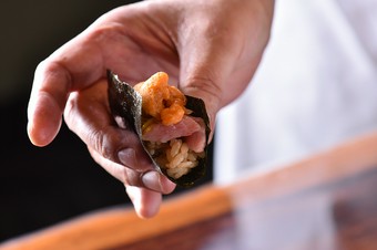 コースの一品目でいきなり心を掴む、贅を尽くした握り。三位一体の『とろタク』