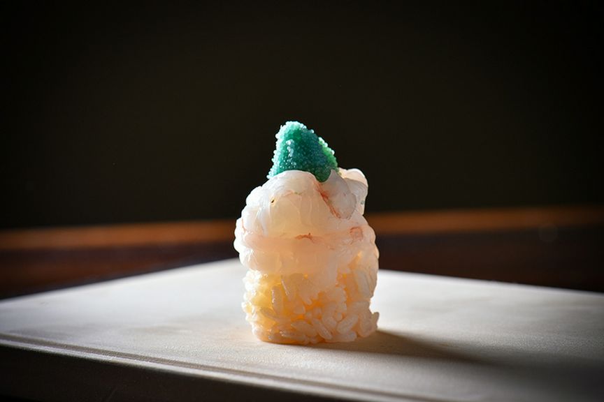 従来の常識をくつがえすおいしさ。独特な形の『エビの握り』