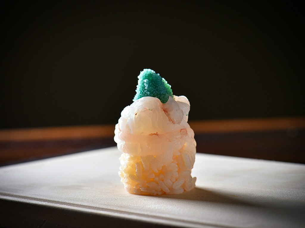 従来の常識をくつがえすおいしさ。独特な形の『エビの握り』