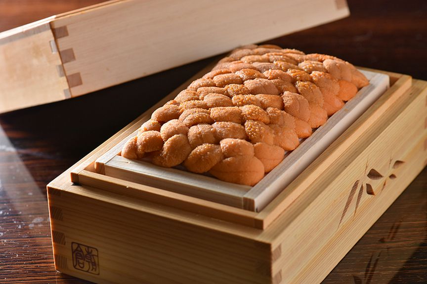 陸送における振動まで計算し、特注の折に詰めるウニ