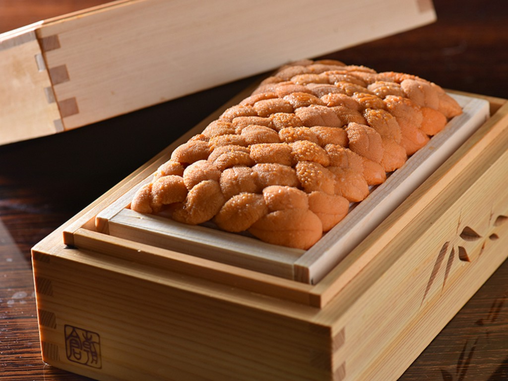 陸送における振動まで計算し、特注の折に詰めるウニ