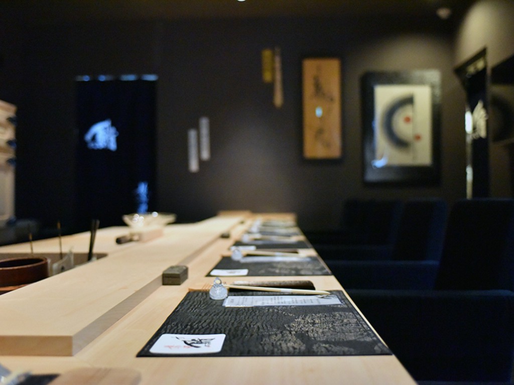 高級車に匹敵する価値を持つ、一枚板のカウンター