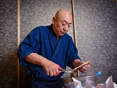 店主自らが目の前で調理する臨場感あるパフォーマンス