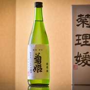 カニに合わせる日本酒は徹底的に厳選。とくに日本一の酒との呼び声も高い菊理媛は、店主をして「ここに照準を当てて料理を組み立てている」と言わしめるほどの逸品です。