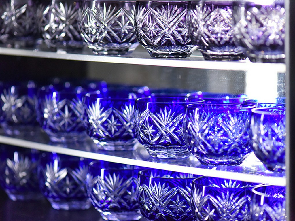 繊細な模様の切子硝子が酒の味を引き立てる
