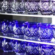 日本酒を楽しむための酒器も大切な要素。こちらで揃えられるのは、江戸切子と八千代切子の酒器。美術品さながらの繊細な美しさで酒のおいしさをいっそう引き立てます。