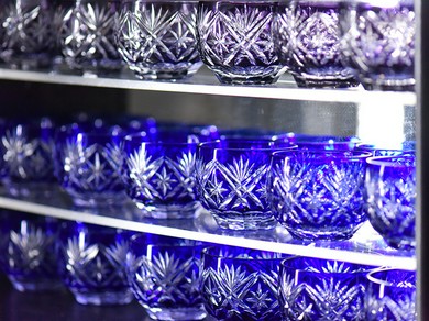 繊細な模様の切子硝子が酒の味を引き立てる