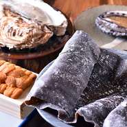 厚岸の牡蠣、根室のウニなど、食材は北海道産が中心。前菜に取り入れられるそれぞれが主役級の食材は、カニに負けない存在感を放っています。