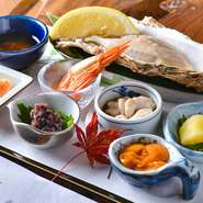 北海縞海老、厚岸の牡蠣、数の子、塩水ウニなど、北海道の美味がずらりと揃う前菜。バラエティ豊かな味は、これからスタートするカニづくしへの期待を高める役割も果たします。