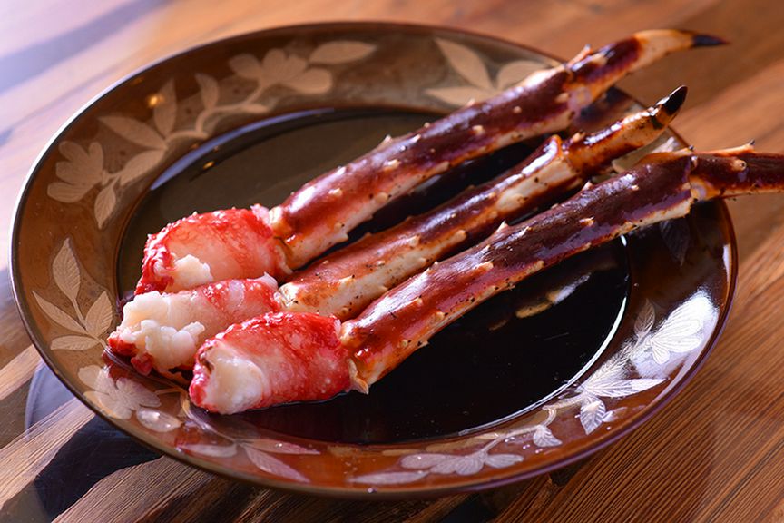 カニ尽くしコースの序盤の山場。甘みと食感のバランスが絶妙な『カニ脚ミディアム』