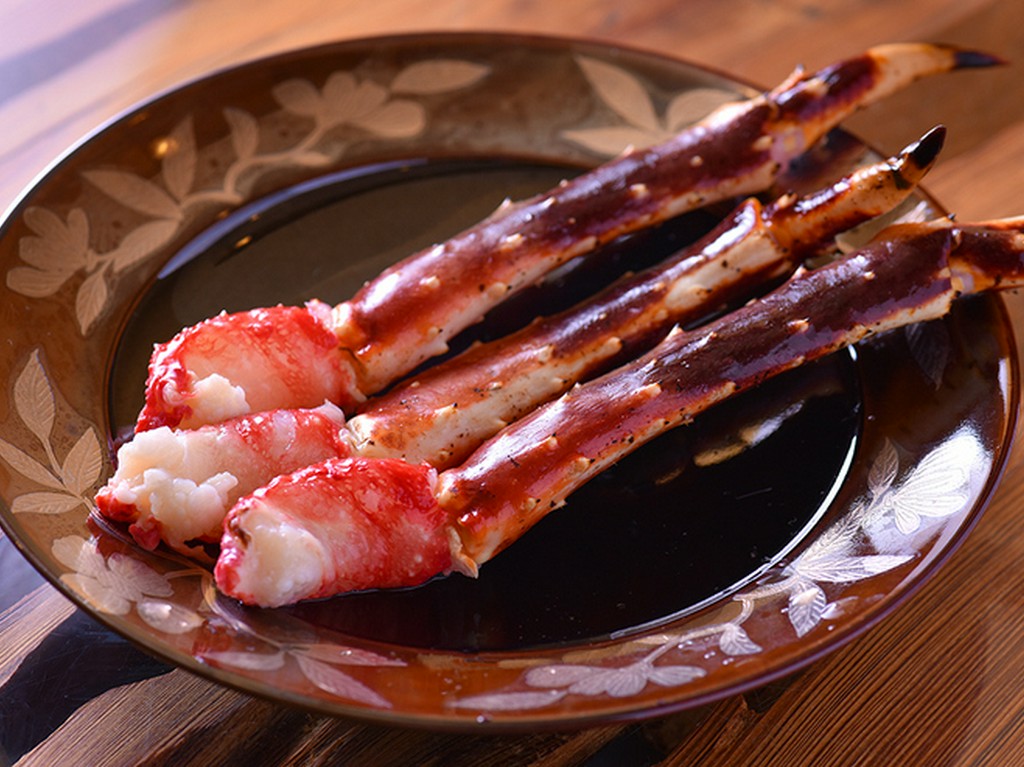 カニ尽くしコースの序盤の山場。甘みと食感のバランスが絶妙な『カニ脚ミディアム』